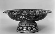 Footed dish with floral pattern, Porcelain painted in overglaze polychrome enamels (Bencharong ware for Thai market), China