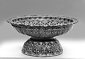 Footed dish with floral pattern, Porcelain painted in overglaze polychrome enamels (Bencharong ware for Thai market), China