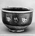 Teabowl, Clay partly covered with a thin slip and a decoration with slip, crackled, and the base glazed (Karatsu ware), Japan