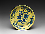 Dish with Gardenia, Porcelain painted with cobalt blue under and colored enamel over transparent glaze (Jingdezhen ware), China