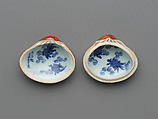Incense Container (Kōgō) in the Shape of a Clamshell, with Cranes and Tortoise Motifs, Eiraku Hozen (Japanese, 1795–1854), Porcelain painted with cobalt blue under (interior) and red and gold over (exterior) a transparent glaze (Kyoto ware, Eiraku type), Japan