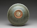 Dish with foliate rim, Stoneware with incised décor and iron-green celadon glaze, North Central Thailand, Si Satchanalai