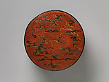Hat box with stylized chi dragons, Polychrome lacquer with filled-in and engraved gold decoration, China