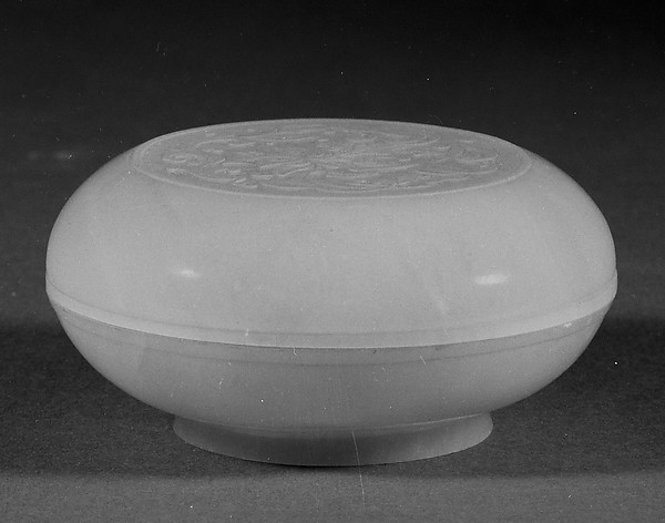 Covered box with lotus spray, late 18th–early 19th century