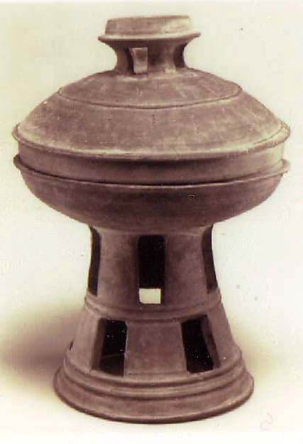Pedestal dish with cover