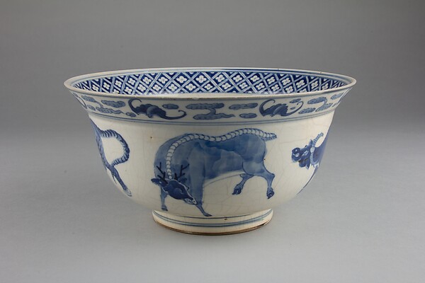 Bowl with animals