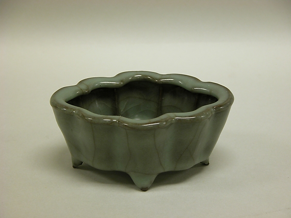 Foliated water receptacle