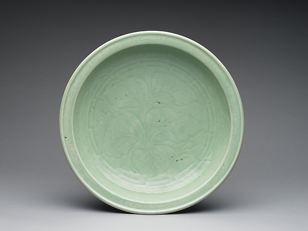 Large Dish (Ōzara) with Plants