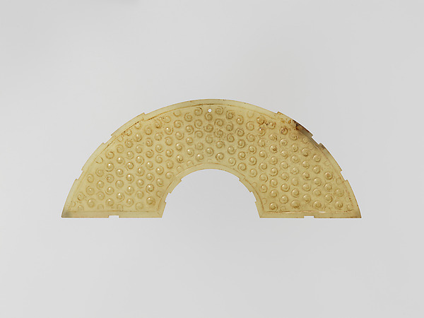 Arc-shaped pendant (huang), 5th–4th century BCE
