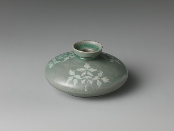 Oil bottle decorated with peony leaves