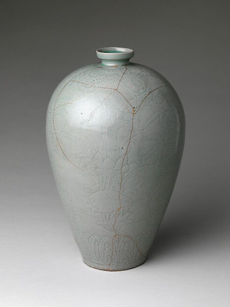 Maebyeong with lotus decoration