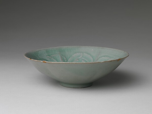 Bowl decorated with foliate rim and peony