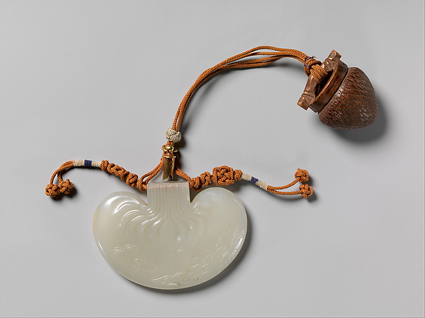 Pendant in the form of a flower bud