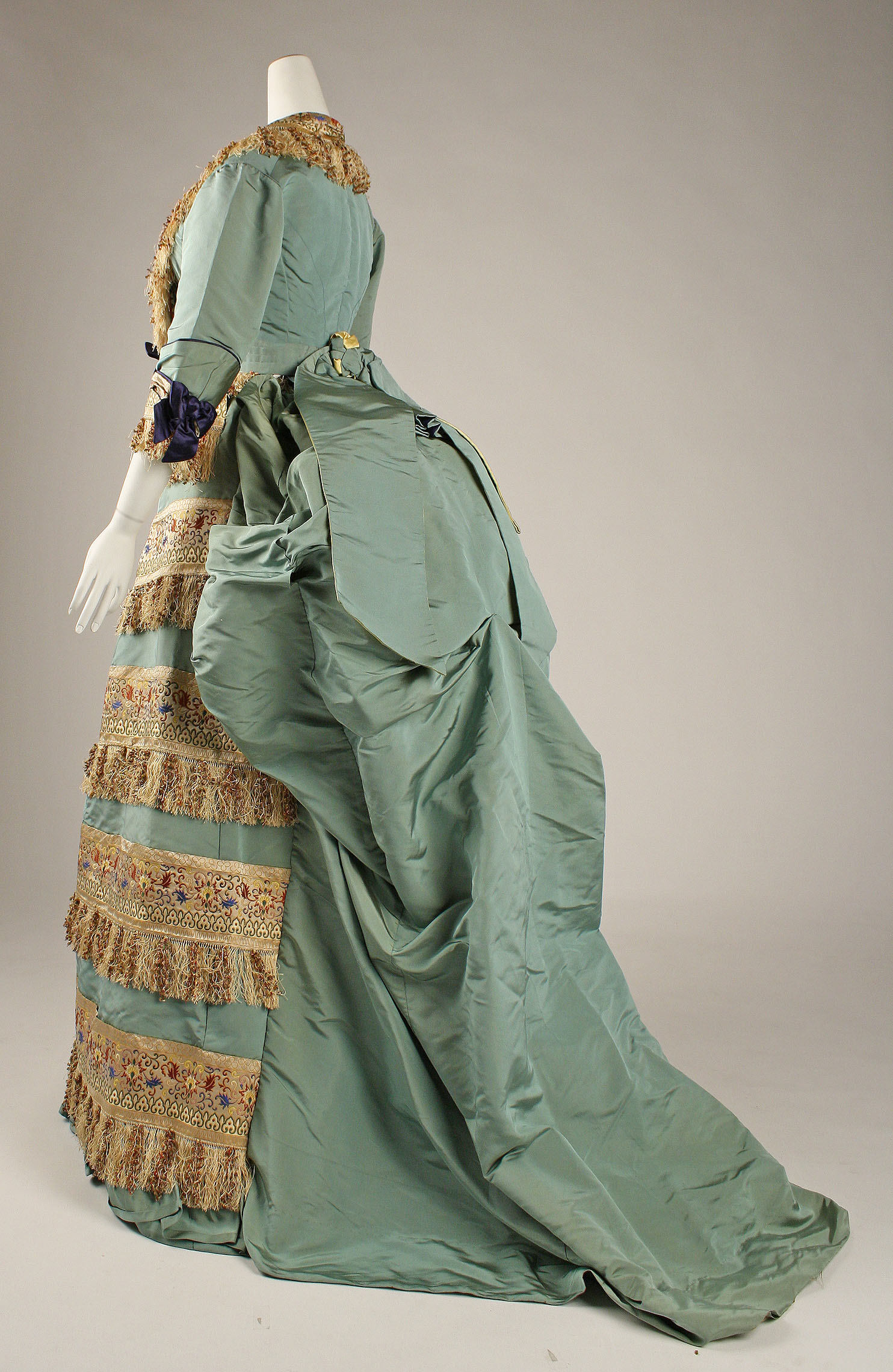 Worth evening / ball gown of Empress Eugenie of France, one of his earliest  patrons (1866-67) : r/fashionhistory