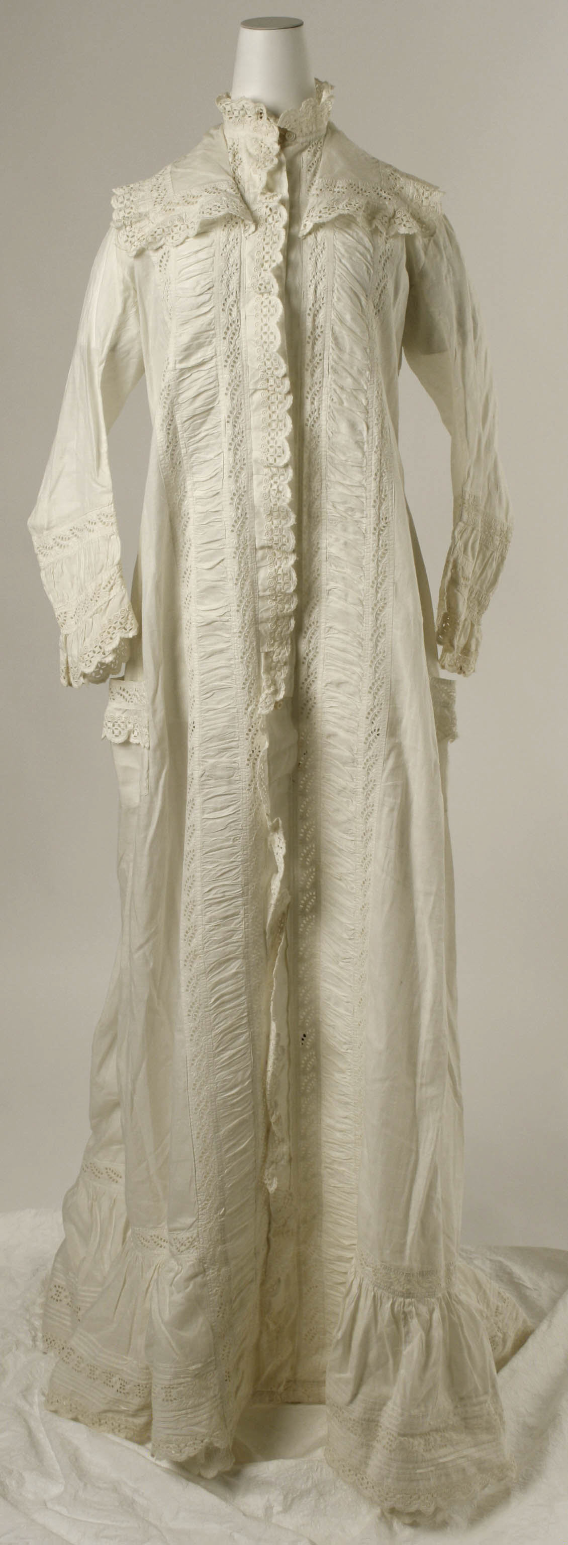 Капот женская одежда. Шлафор 19 век. Кисейное платье 1880. Халат женский 19 век. Халаты 19 века женские.