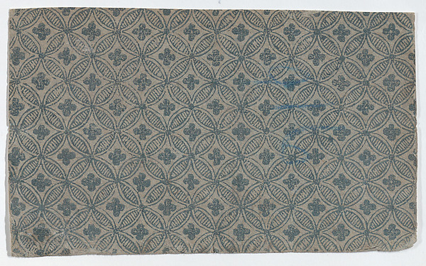 Sheet with pattern of overlapping circles with clover shapes