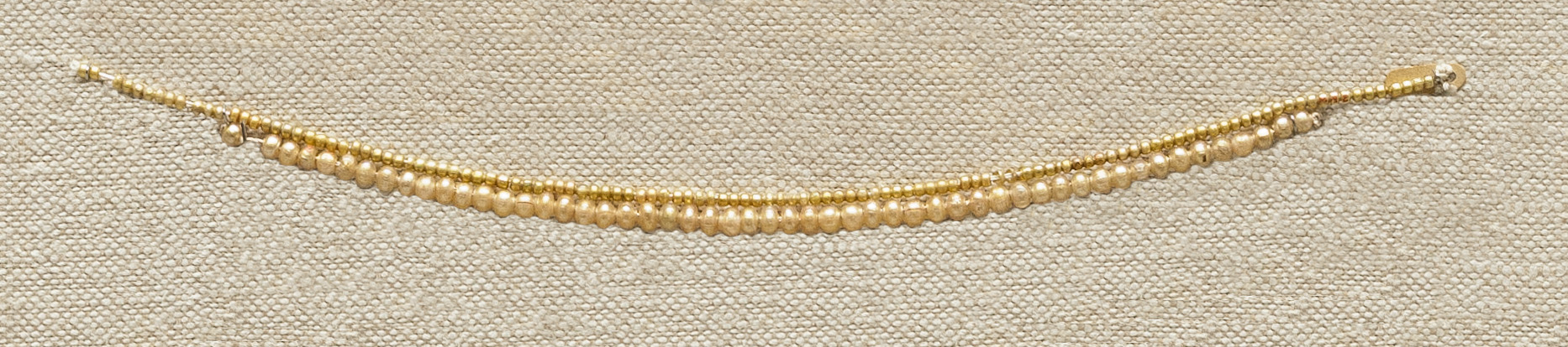 String of elongated disk beads