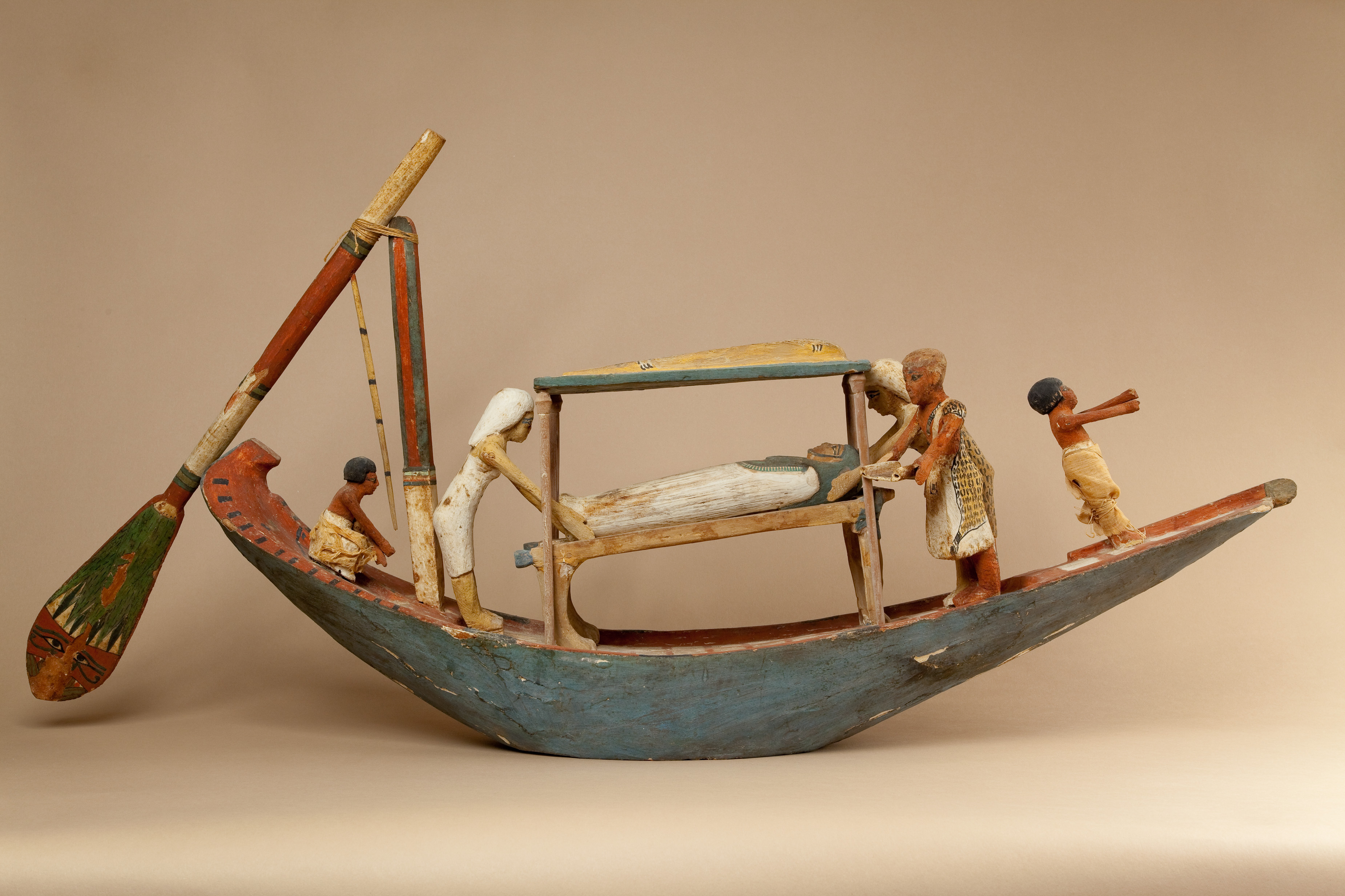 Mir medium. Лодки древнего Египта. Погребальная лодка Египта. Лодки древней Греции в музеях. Греческая погребальная лодка.