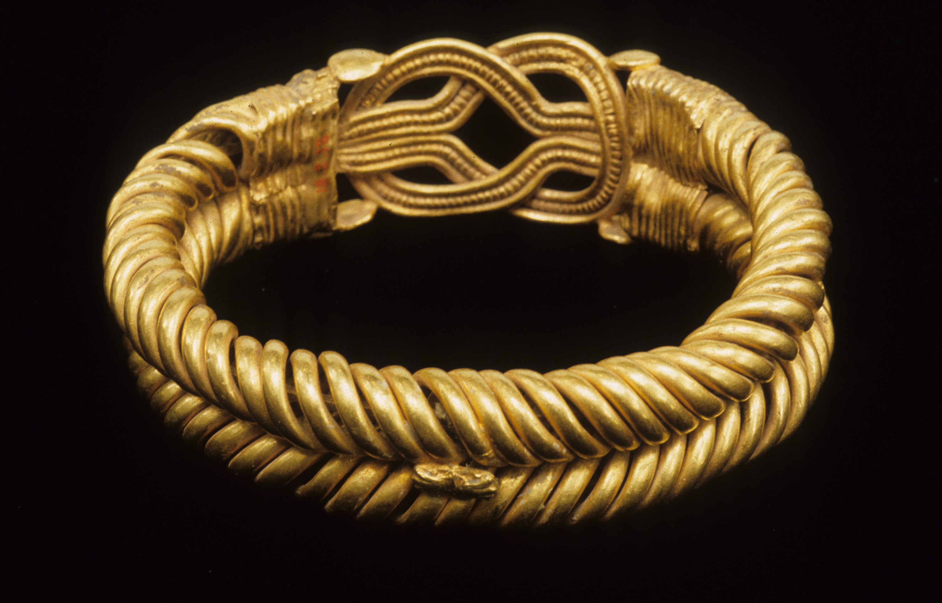 Bracelet with spirally twisted strands and a Herakles knot at the bezel | Roman Period | The ...