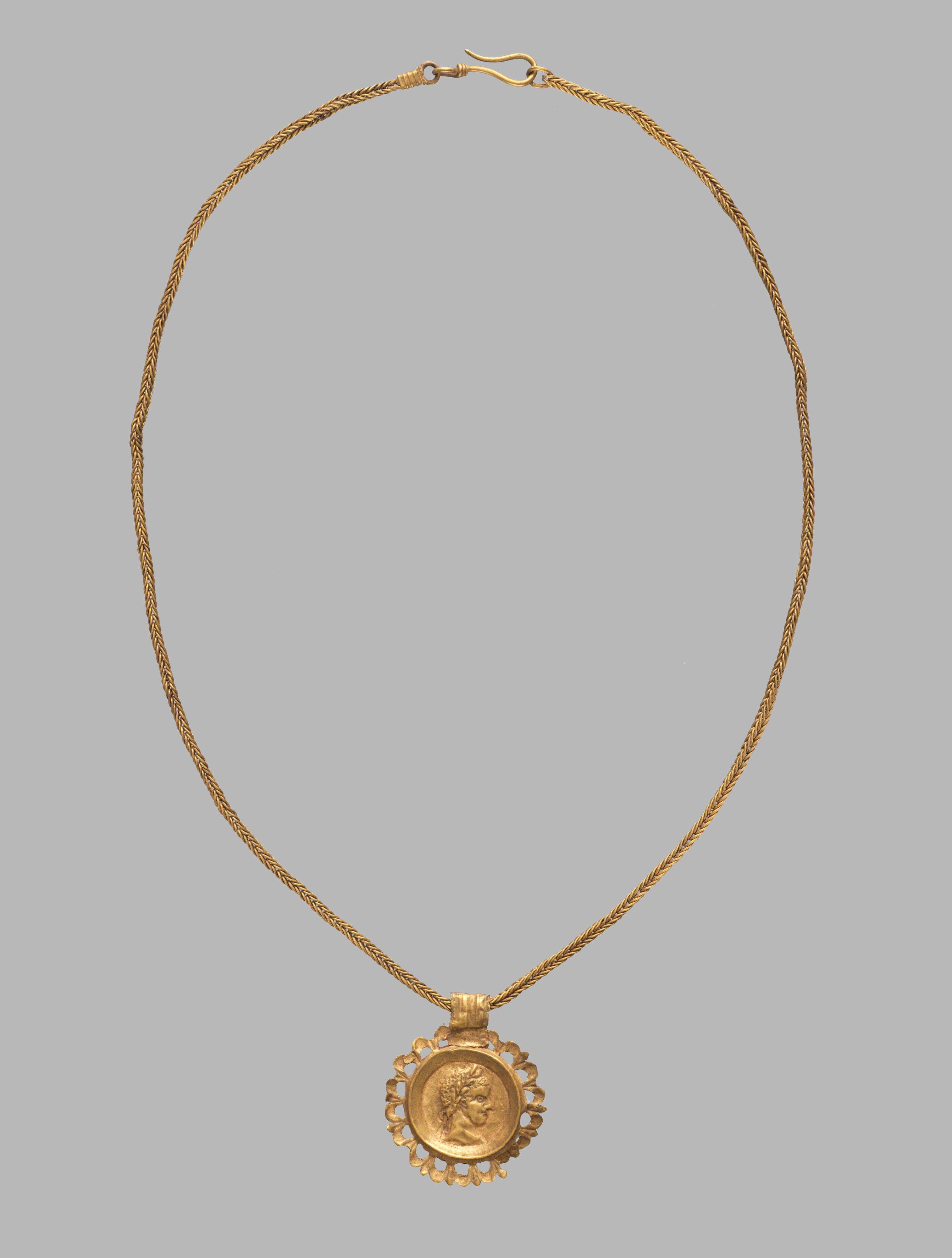 Chain with a pendant bearing an emperor's profile in an openwork frame