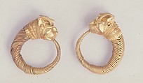 Earring with head of lion-griffin, Gold
