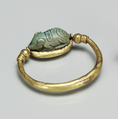 Ring set with a mouse design amulet, Gold, glazed steatite