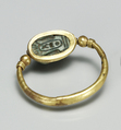 Ring set with a mouse design amulet, Gold, glazed steatite
