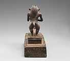 Group statue with a Bes-image plucking a lyre, Cupreous metal