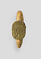 Ridged earring with an Egyptian Late Period hieroglyphic plaque as ornament, Green jasper plaque on gold earring