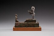Group statue with a Bes-image plucking a lyre, Cupreous metal