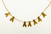 String of 7 fly amulets, Gold
