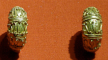 Boat-shaped earrings with filigree and granule decoration, Gold
