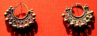Crescent-shaped earrings with balls and granulation, gold