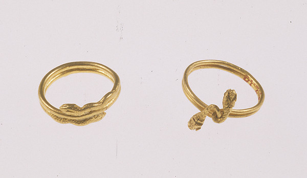 Ring with snake's head terminals