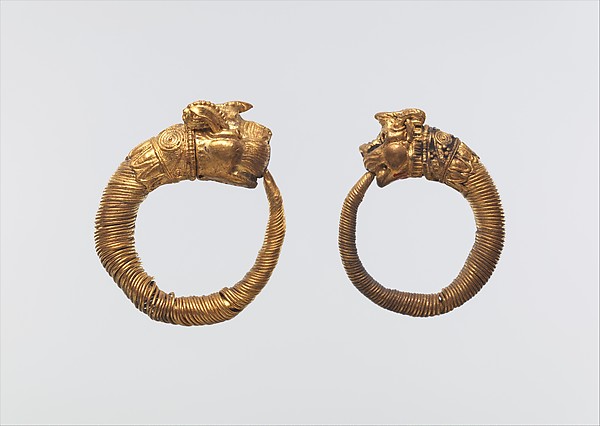 Earring with lion-griffin head terminal