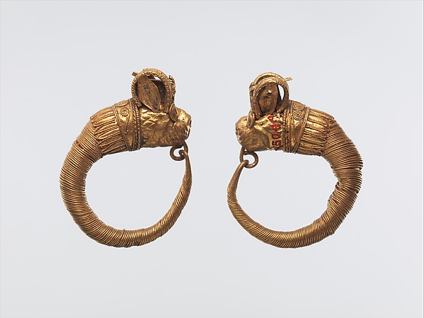Earrings with lion-griffin terminal