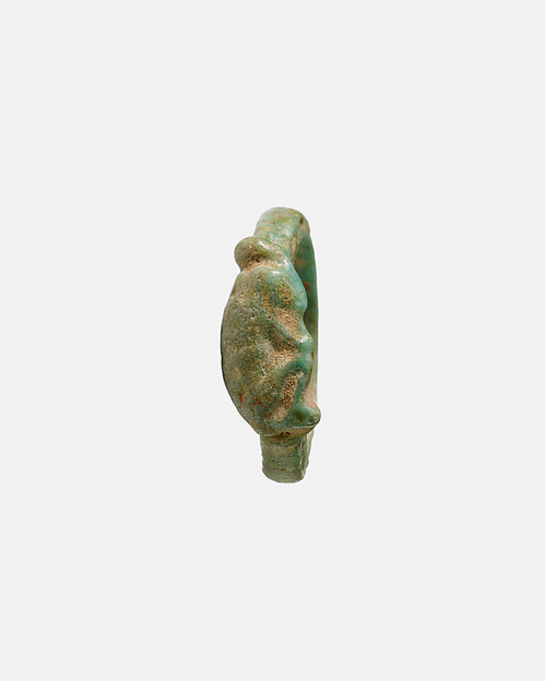 Ring, seated ape