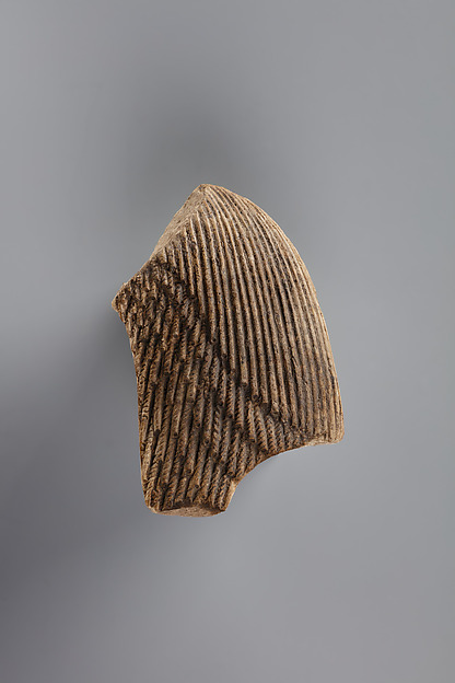 Tile fragment, part of a wig from a figure of the king