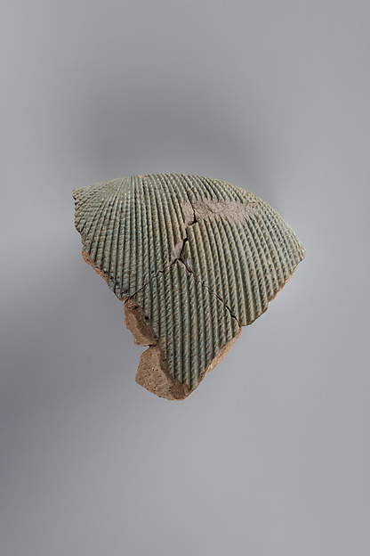 Tile fragment, part of a wig from a figure of the king