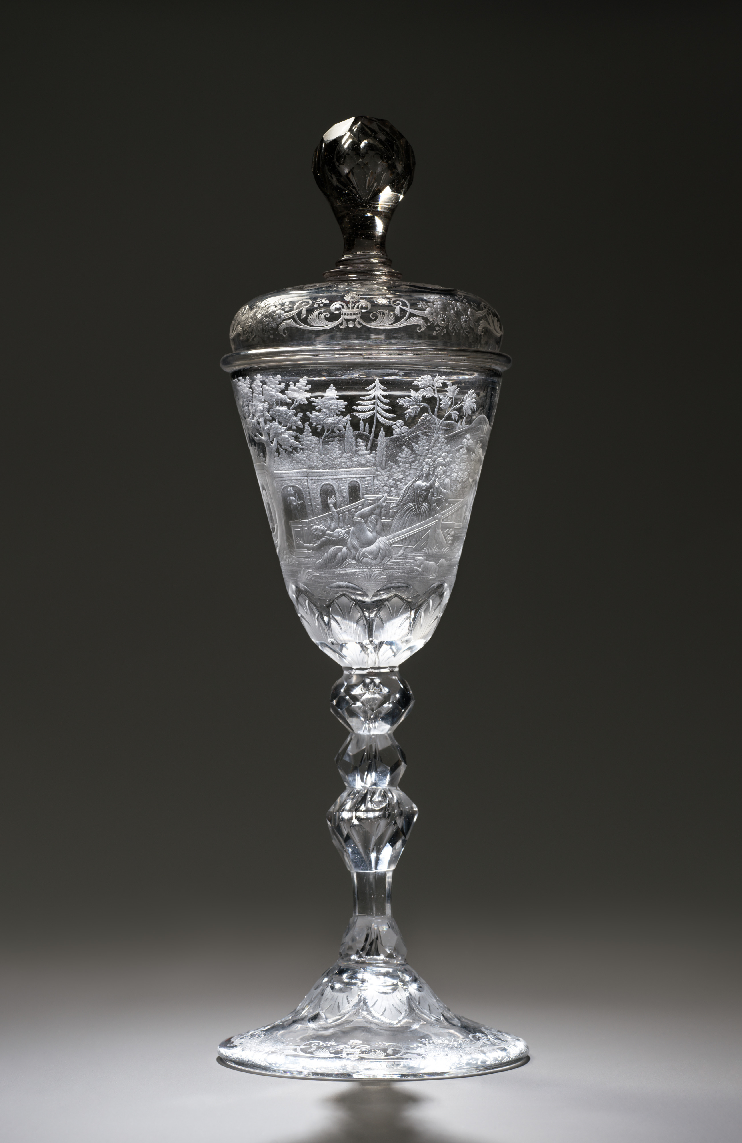 Standing cup with cover