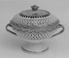 Pair of chestnut bowls with covers, Hard-paste porcelain, Chinese, for British market