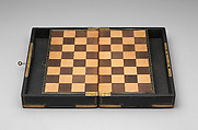 Chessmen (32) and box-board, Amber, leather, brass, German