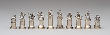 Bear and deer hunt chessmen (32) and box, Silver, polished and oxidized, German