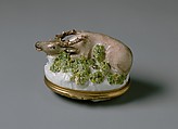 Snuffbox in the Form of a Stag, Ludwigsburg Porcelain Manufactory German, Hard-paste porcelain, gold, German, Ludwigsburg