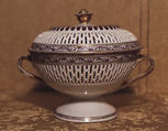 Pair of chestnut bowls with covers, Hard-paste porcelain, Chinese, for British market