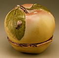 Snuffbox in the form of an apple, Meissen Manufactory (German, 1710–present), Hard-paste porcelain, gilt metal, German, Meissen
