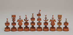 Chessmen (32) and box, Olive wood, leather, glass, German
