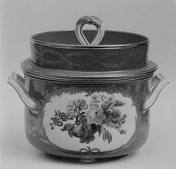 Ice pail with cover and liner (seau à glace) (one of three) (part of a service)