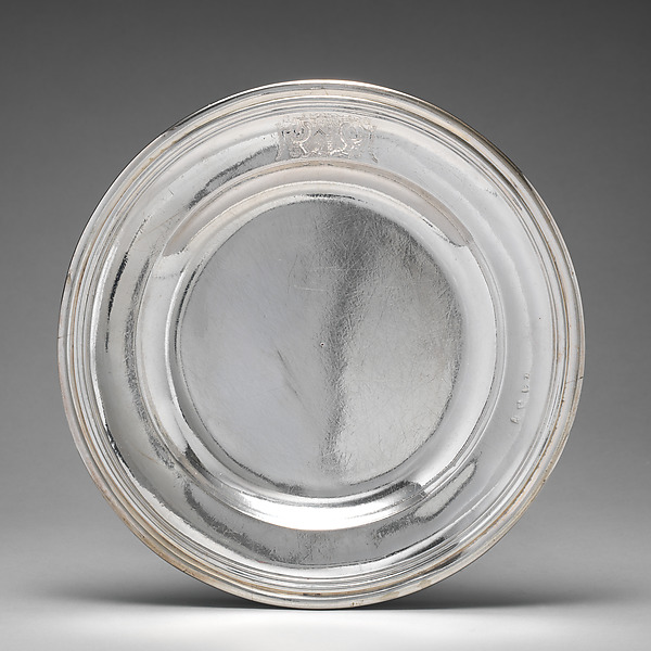 Dinner plate with English arms (one of a group of four)
