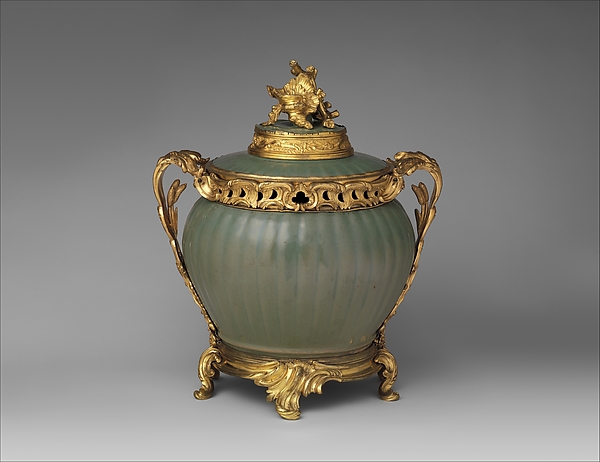 Potpourri bowl with cover